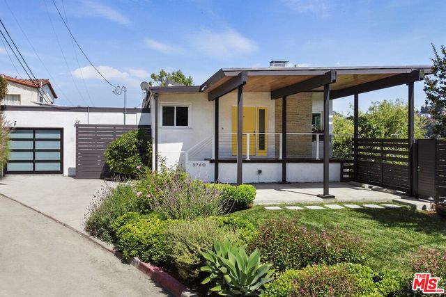 a view of a chairs and table in backyard