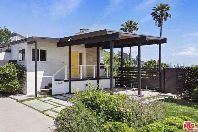 a view of entryway with a flower garden