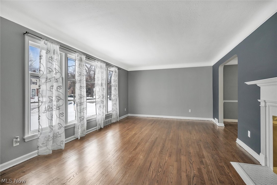 4034 Stilmore Road Cleveland, OH 44121 - Photo 4 of 29