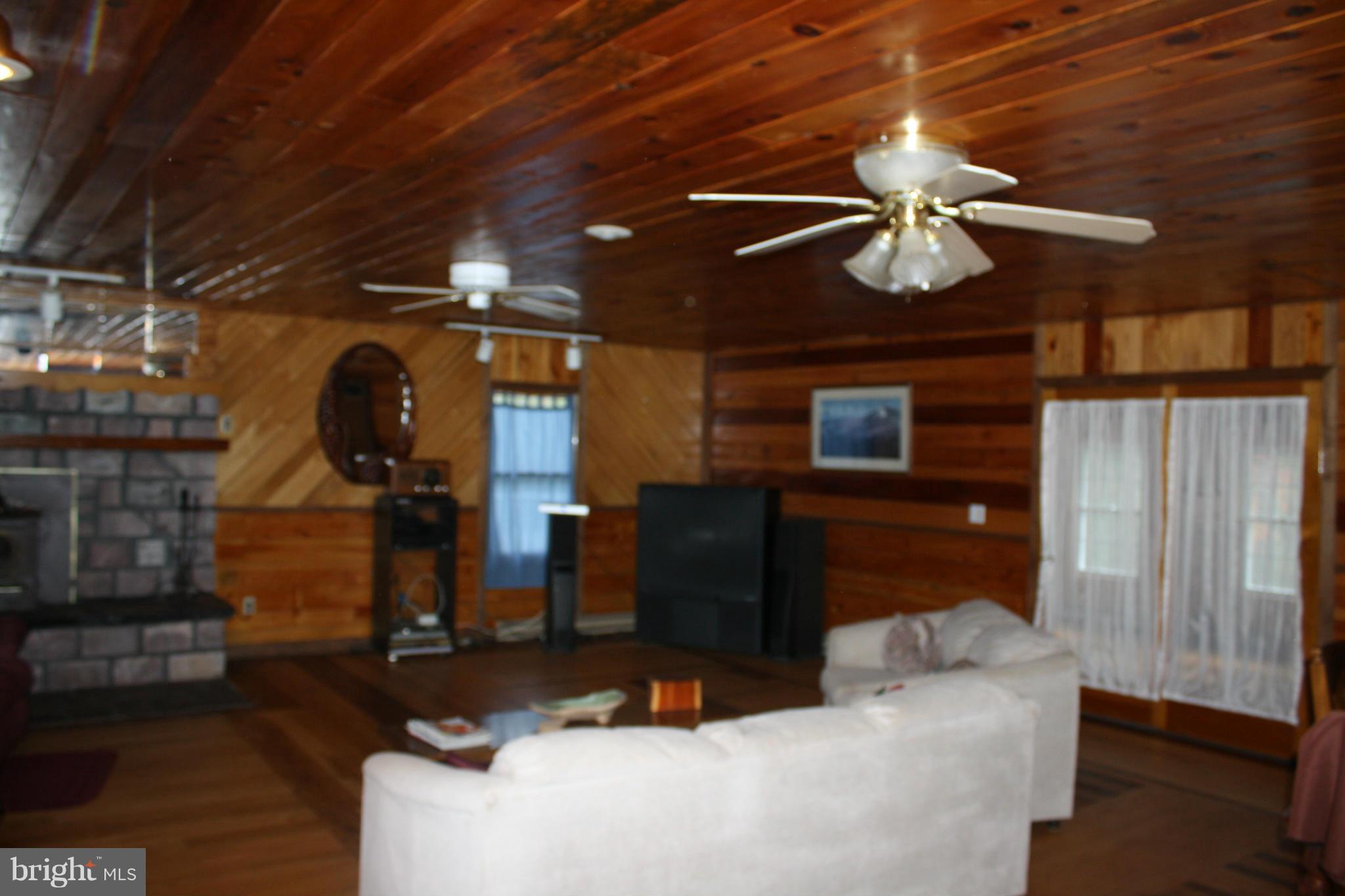 6603 Virginia Line Road Berkeley Springs, WV 25411 - Photo 16 of 20 Living Room