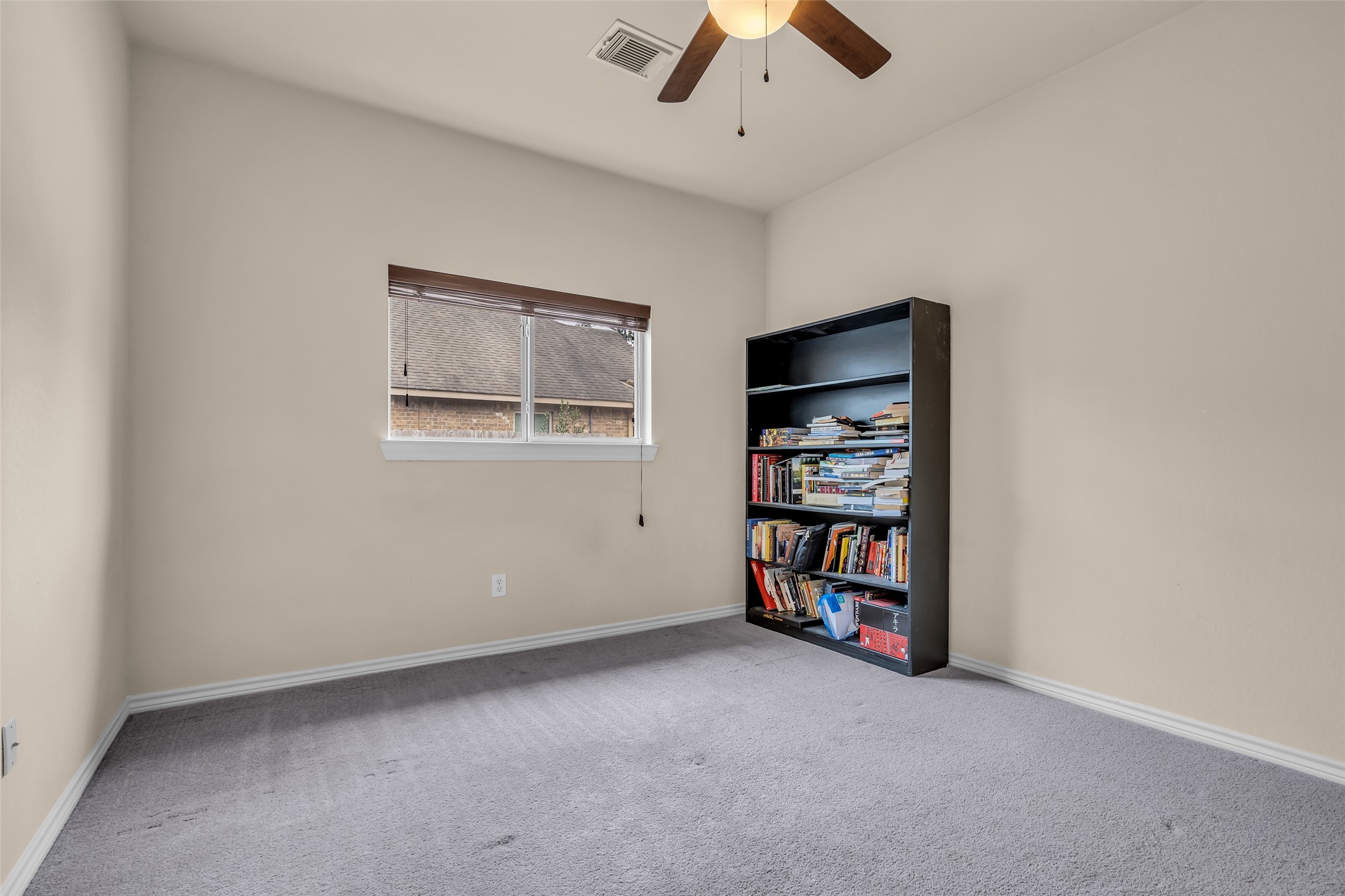 629 Spring Forest Drive Conroe, TX 77302 - Photo 23 of 38 an empty room with bookshelf