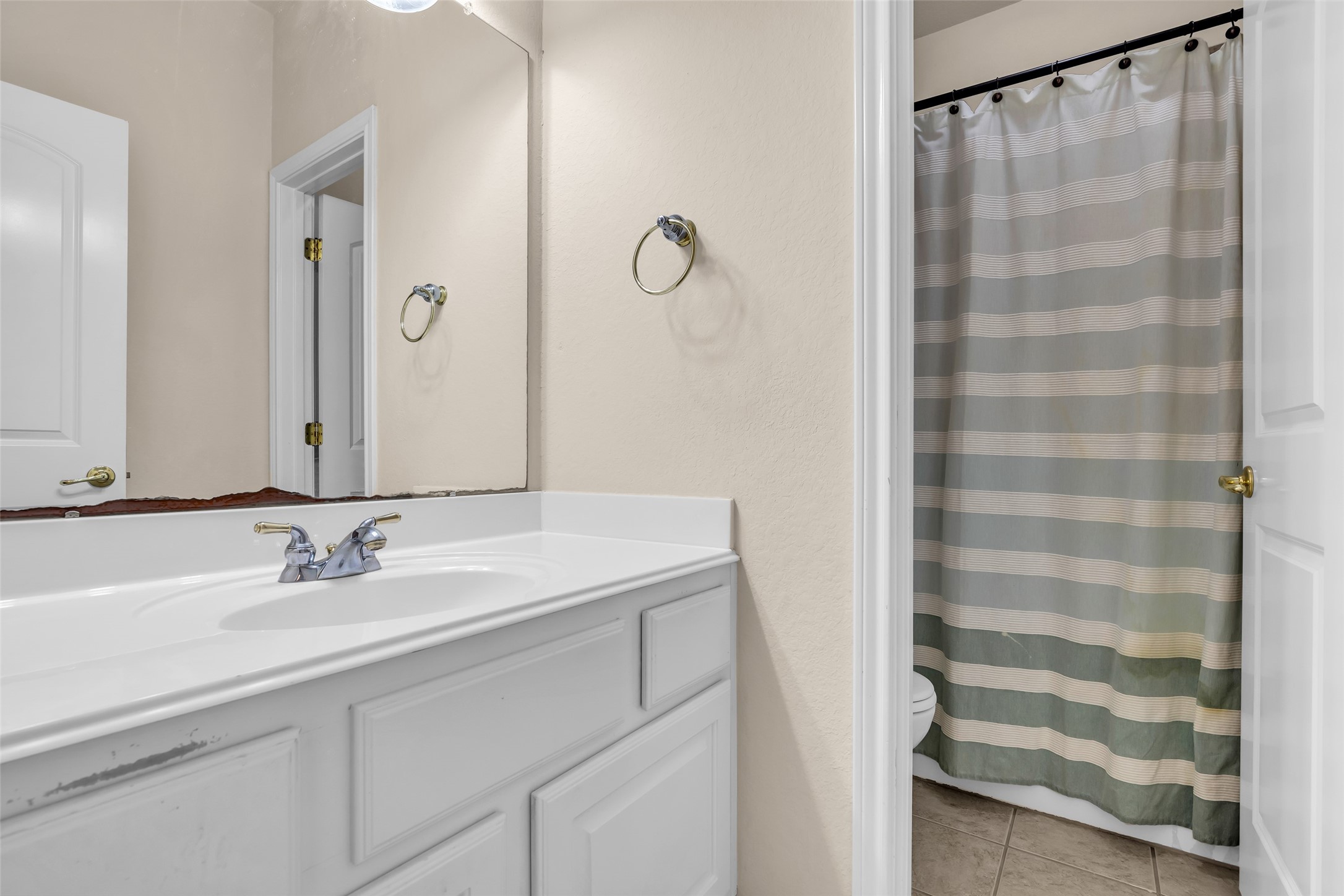 629 Spring Forest Drive Conroe, TX 77302 - Photo 25 of 38 a bathroom with a sink and a mirror