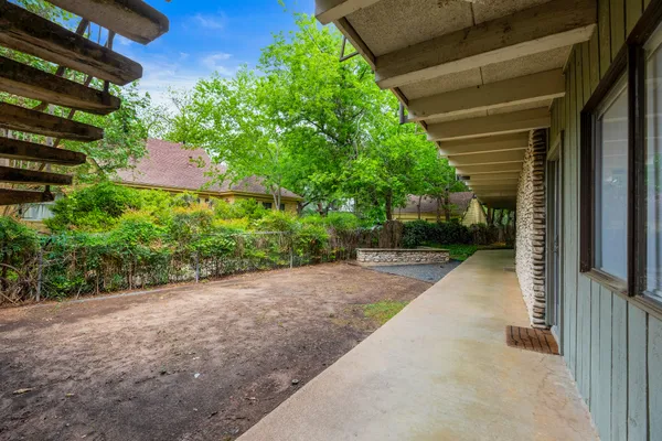 a view of a backyard