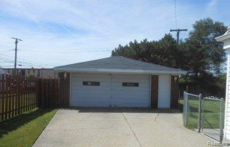 18102 Davidson Road Fraser, MI 48026 - Photo 2 of 11 DSCN8105.JPG