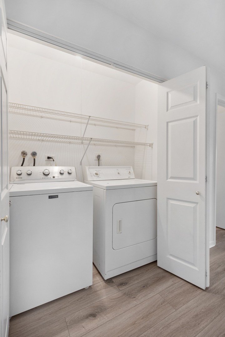 772 Leicester Road, Unit 772 Elk Grove Village, IL 60007 - Photo 15 of 21 a utility room with dryer and washer