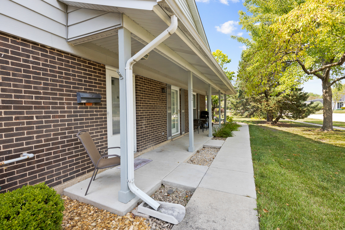 772 Leicester Road, Unit 772 Elk Grove Village, IL 60007 - Photo 16 of 21 a view of a patio with table and chairs and potted plants