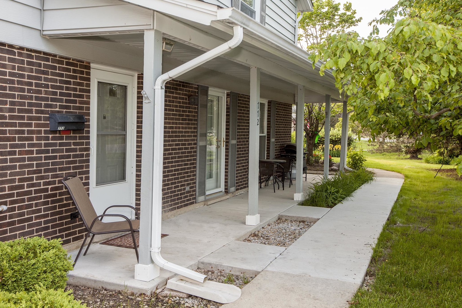 772 Leicester Road, Unit 772 Elk Grove Village, IL 60007 - Photo 20 of 21 a view of a patio with table and chairs and potted plants