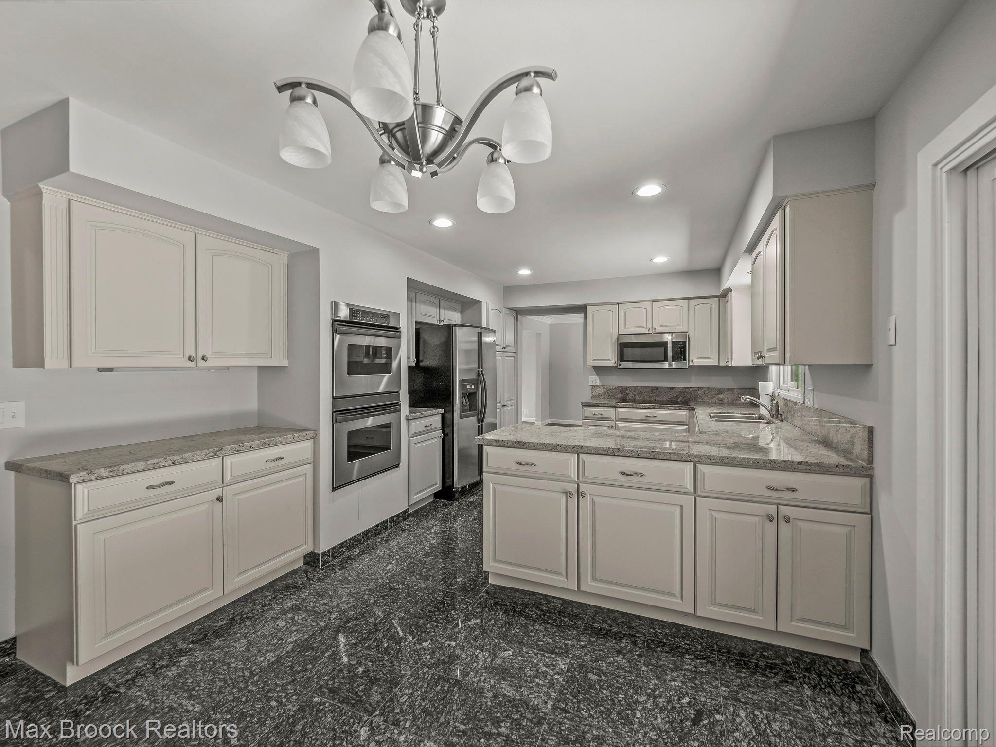 31171 Country Ridge Circle Farmington, MI 48331 - Photo 10 of 42 Kitchen