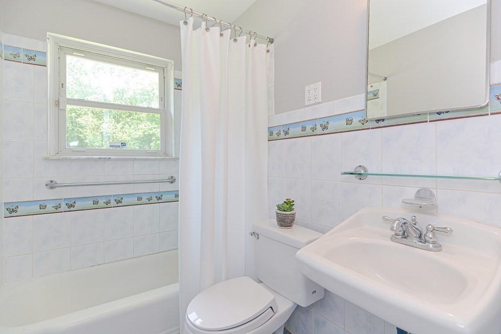 136 Marked Tree Road Holliston, MA 01746 - Photo 21 of 38 Gallery Image 21