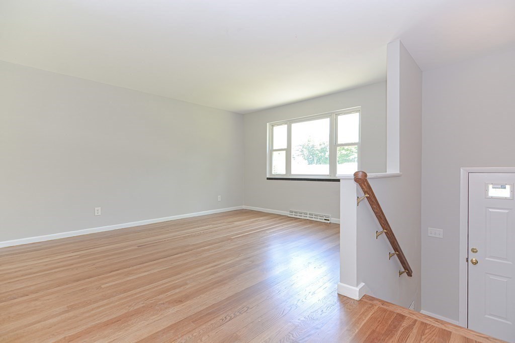 136 Marked Tree Road Holliston, MA 01746 - Photo 4 of 38 Gallery Image 4