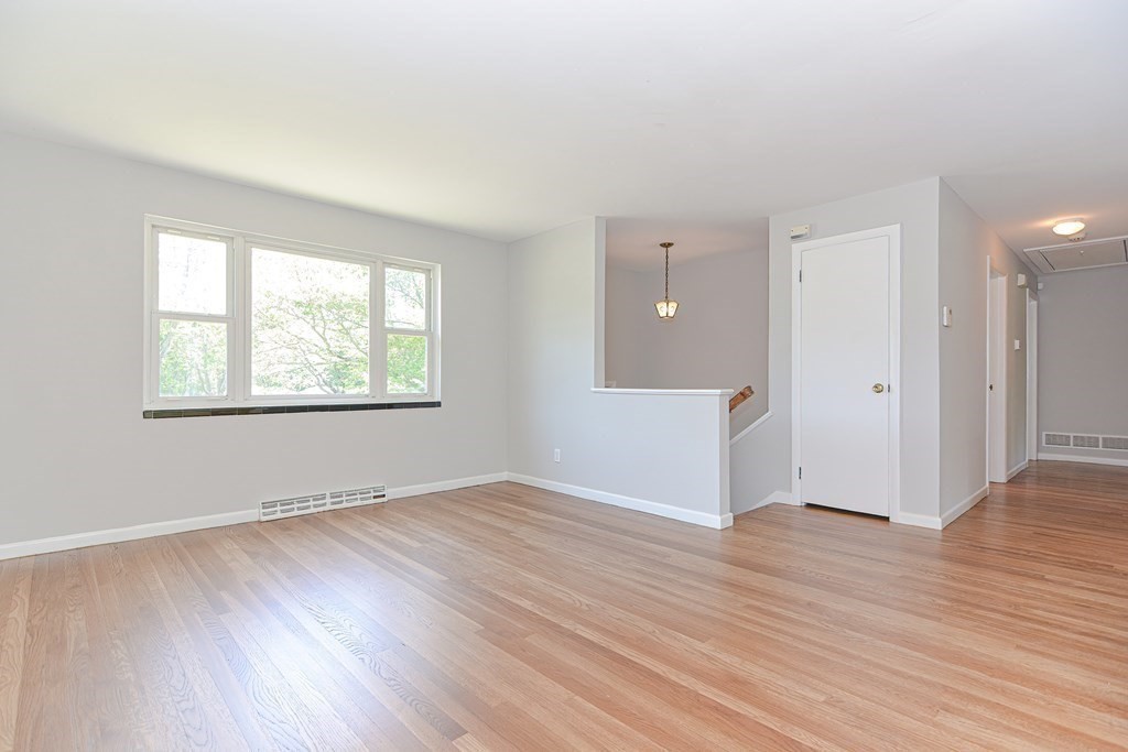 136 Marked Tree Road Holliston, MA 01746 - Photo 5 of 38 Gallery Image 5