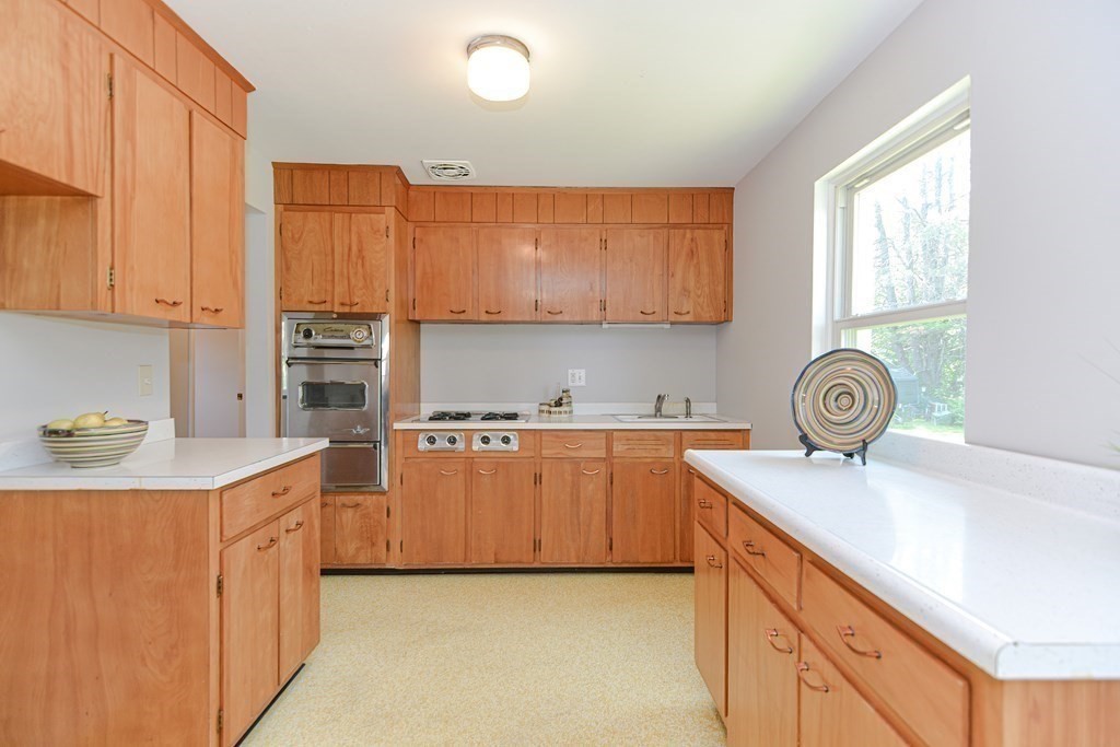 136 Marked Tree Road Holliston, MA 01746 - Photo 7 of 38 Gallery Image 7