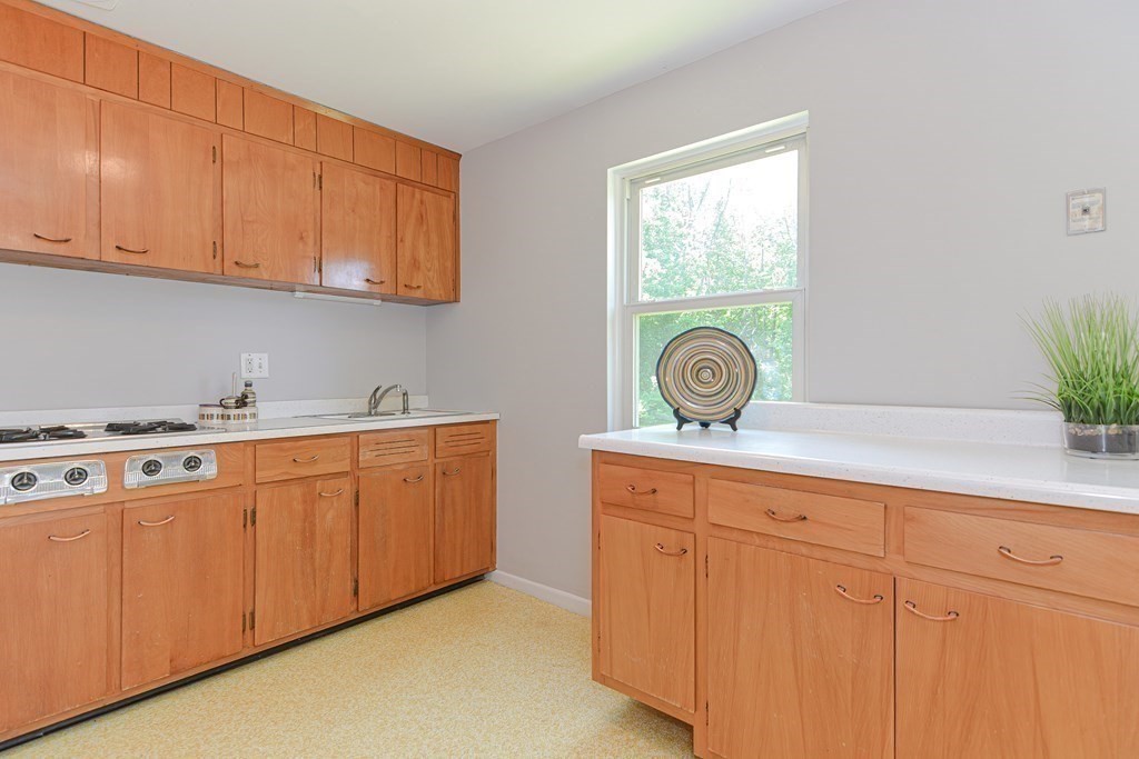 136 Marked Tree Road Holliston, MA 01746 - Photo 8 of 38 Gallery Image 8