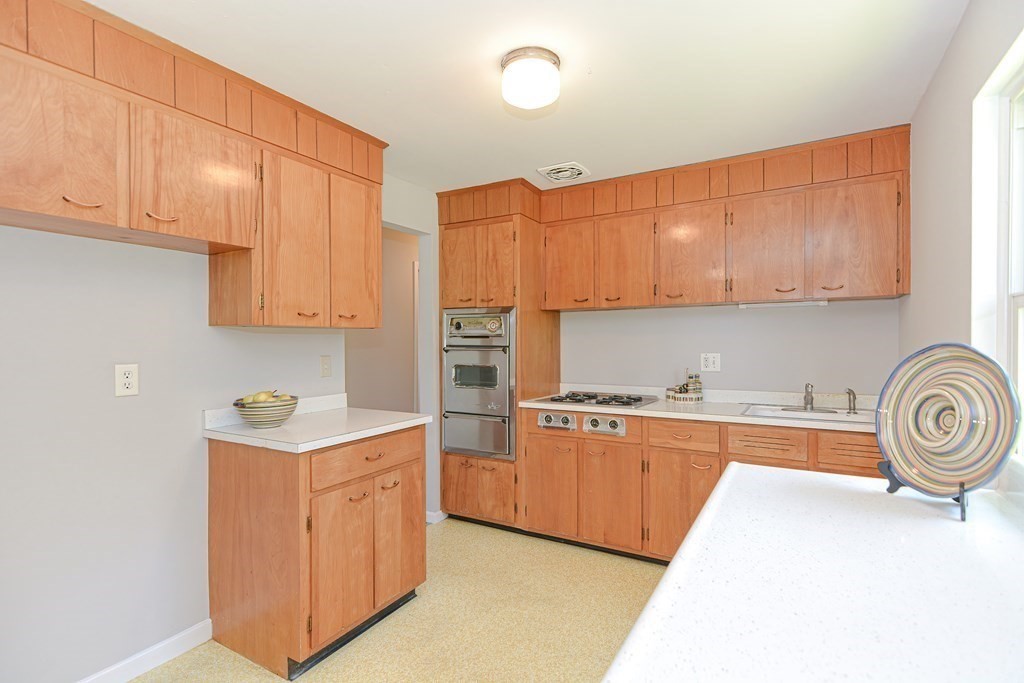 136 Marked Tree Road Holliston, MA 01746 - Photo 9 of 38 Gallery Image 9