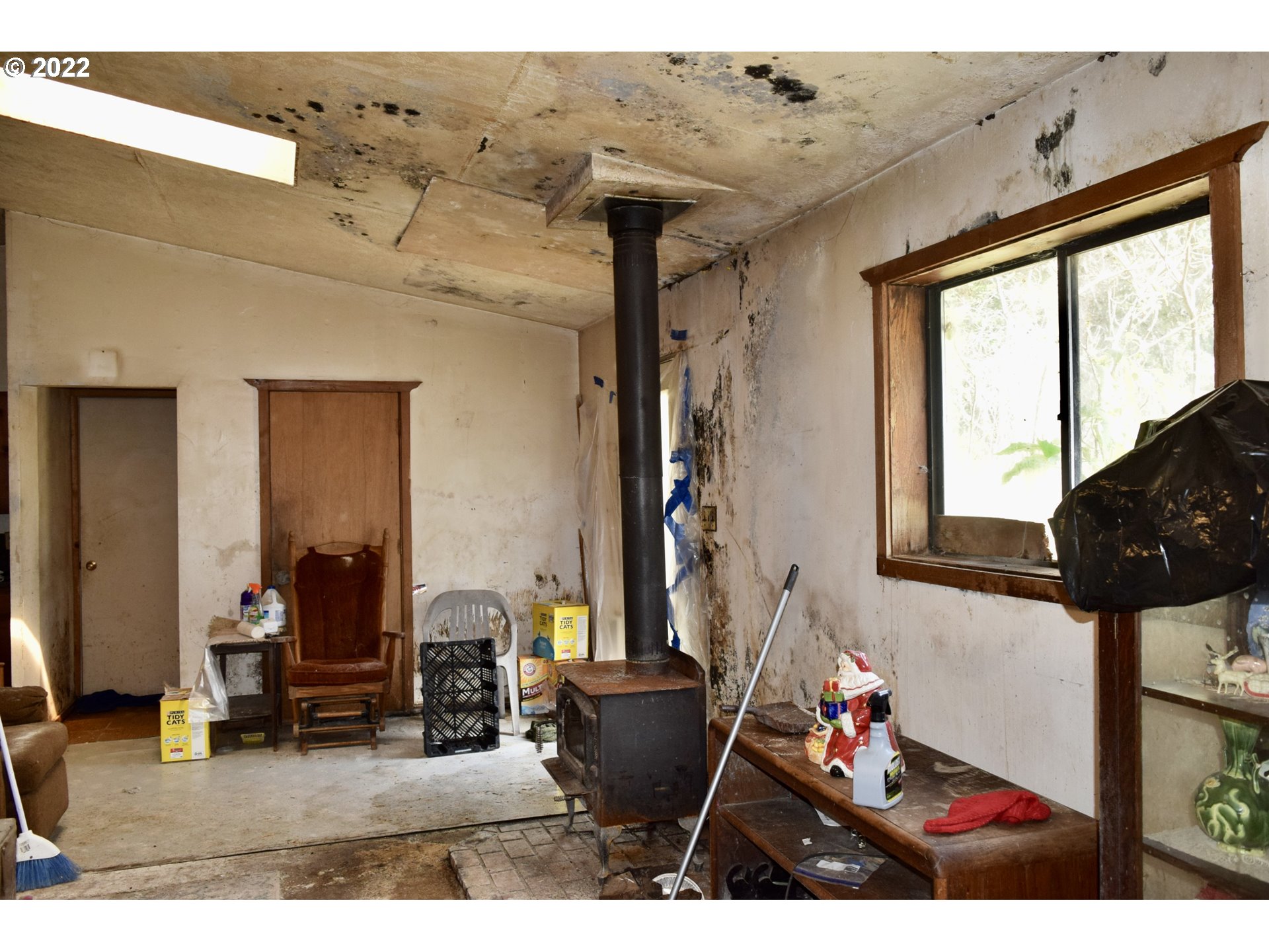 32767 Nesika Road Gold Beach, OR 97444 - Photo 19 of 32 a living room with furniture and a floor to ceiling window