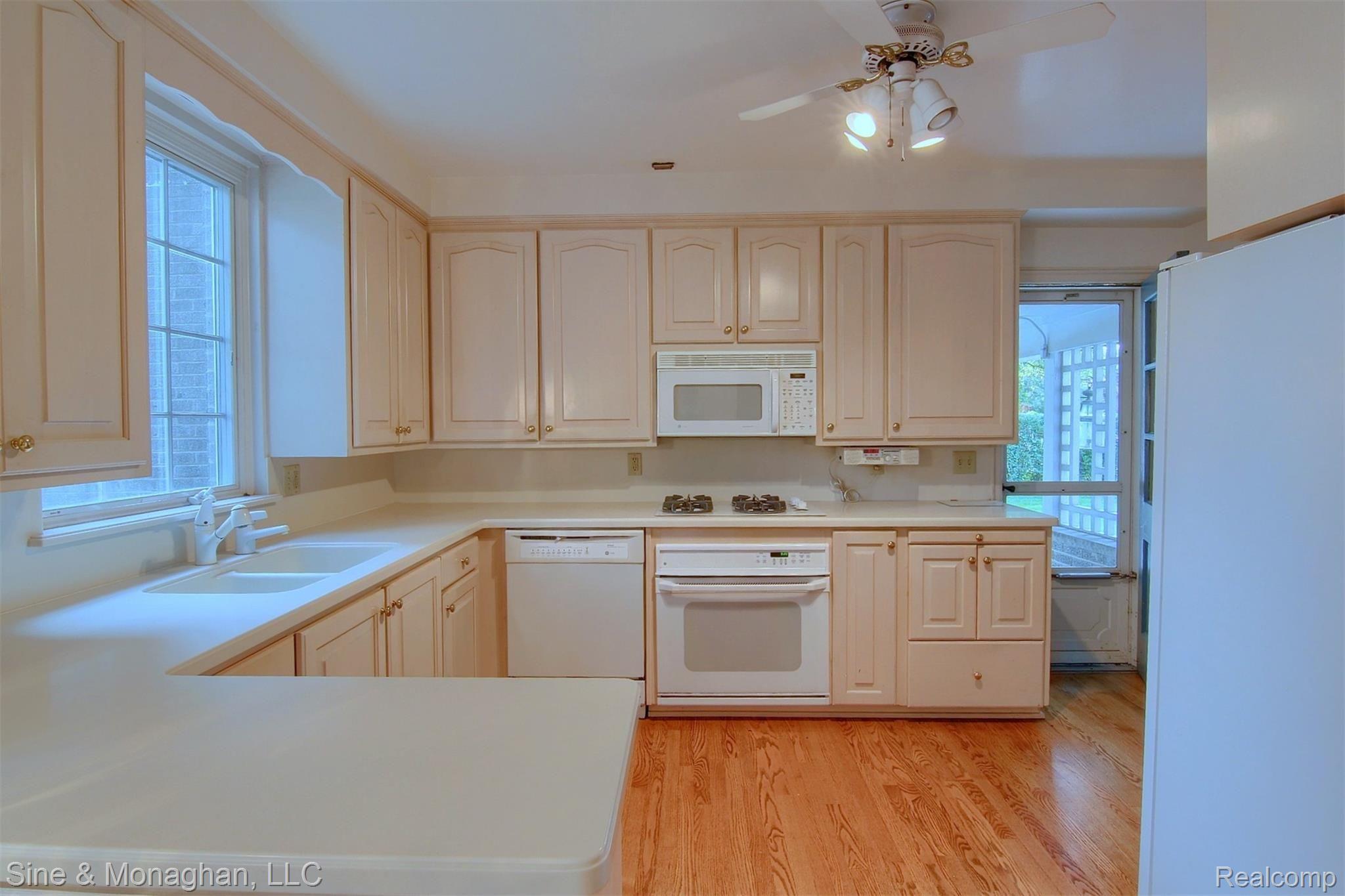 1020 Devonshire Road Grosse Pointe, MI 48230 - Photo 6 of 41 13-Kitchen.jpg