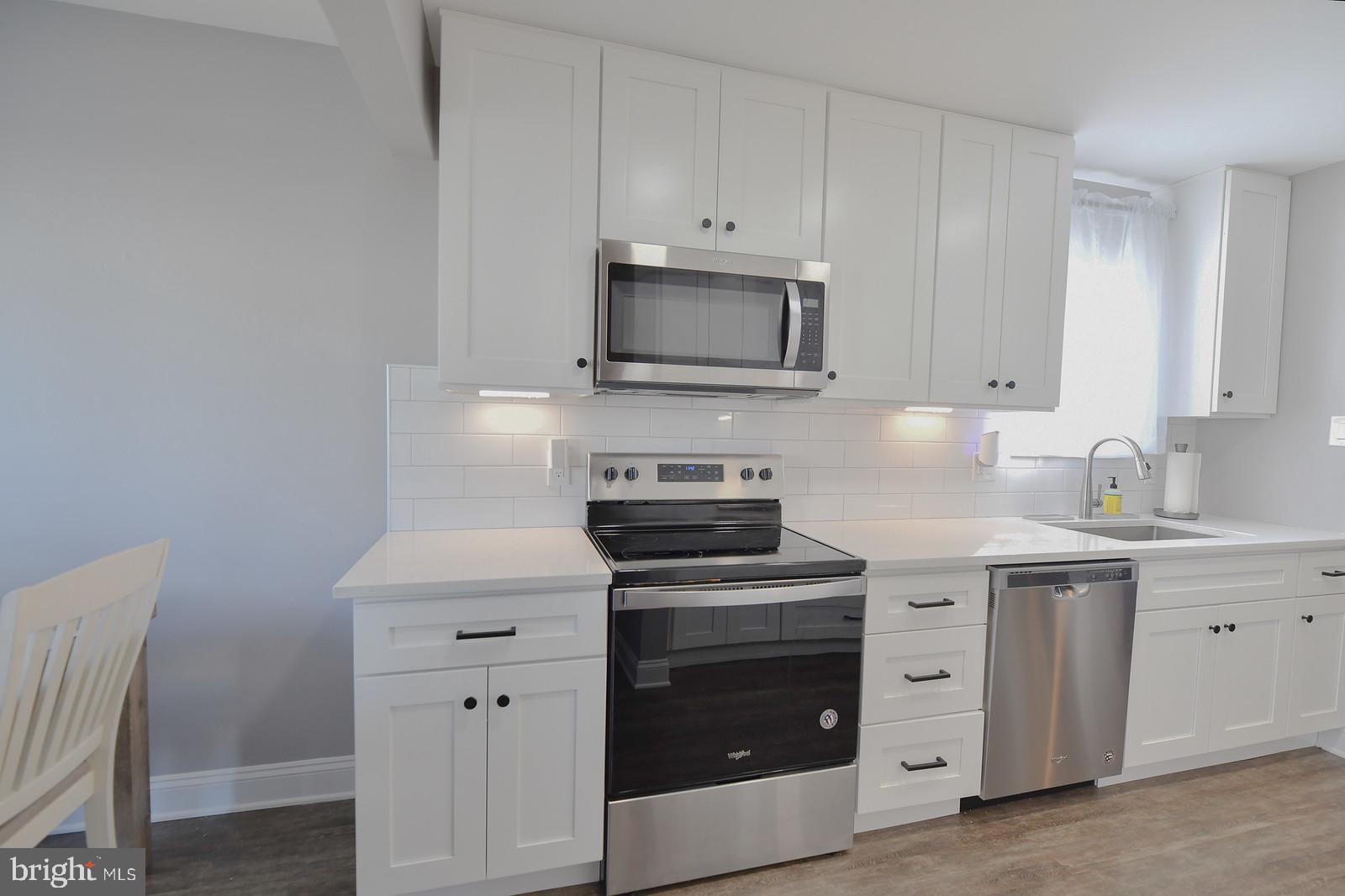 21 East Park Road Newtown, PA 18940 - Photo 2 of 25 Beautiful full length kitchen cabinets.