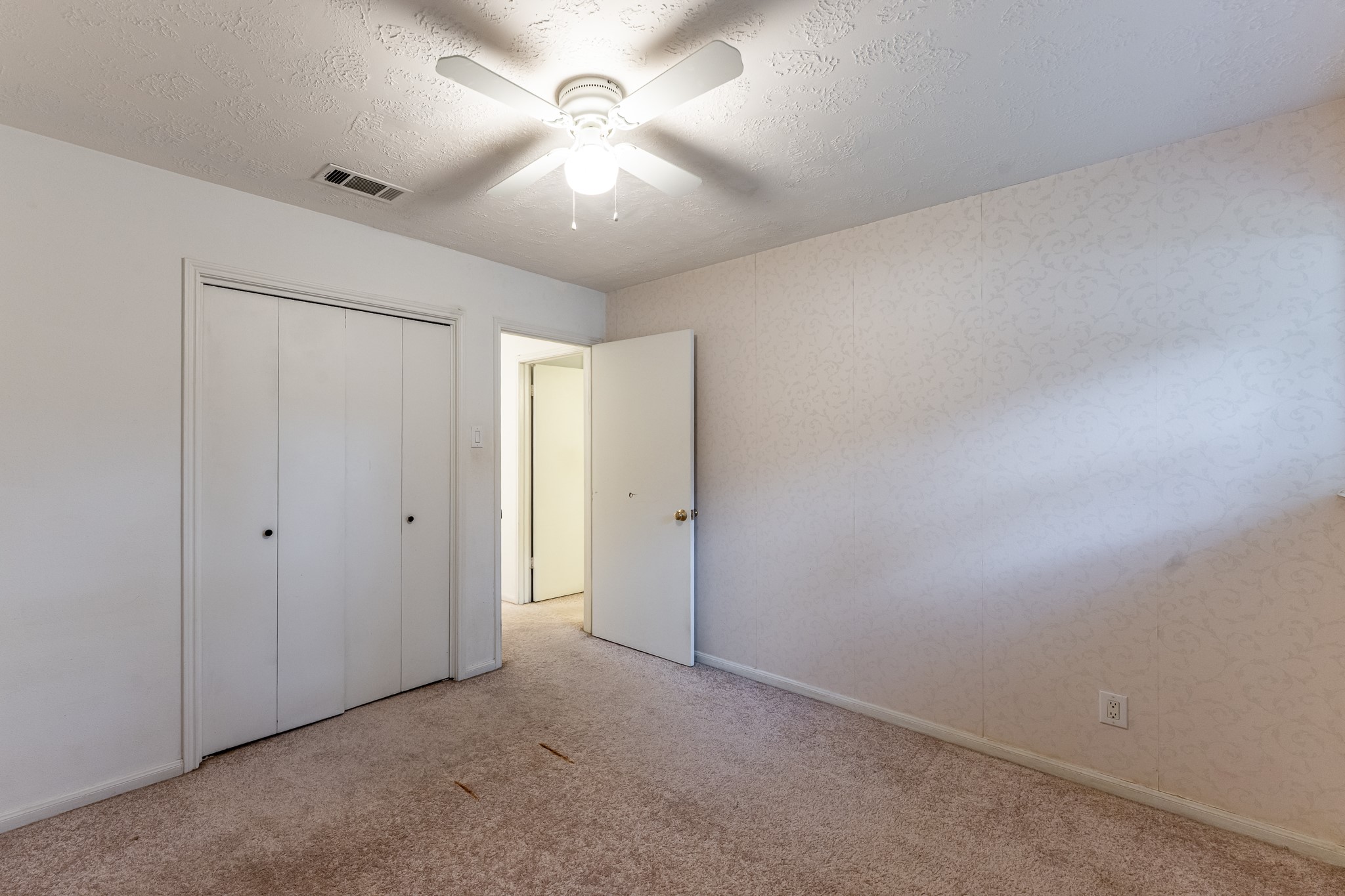 206 Hickory Ridge Drive Shenandoah, TX 77381 - Photo 29 of 35 an empty room with a ceiling fan and a fan