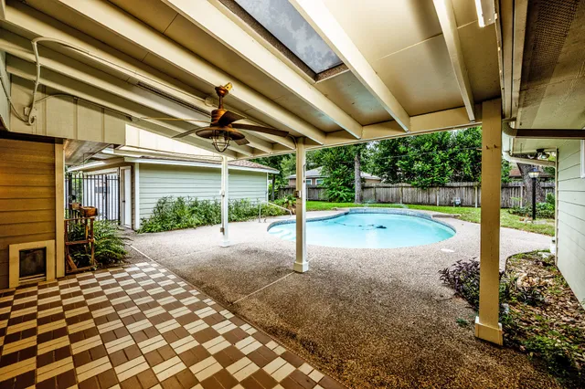 a view of a backyard