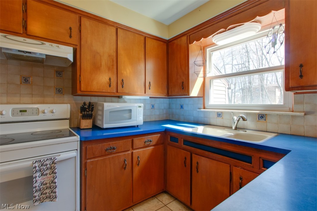 5332 Wilson Mills Road Cleveland, OH 44143 - Photo 16 of 23 Comfy country kitchen...