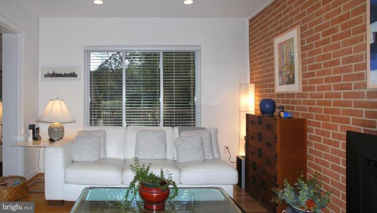 2023 Sarazen Place Reston, VA 20191 - Photo 22 of 30 a living room with furniture and a potted plant
