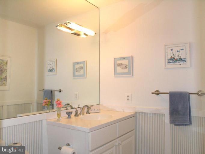2023 Sarazen Place Reston, VA 20191 - Photo 8 of 30 a bathroom with a sink mirror and vanity