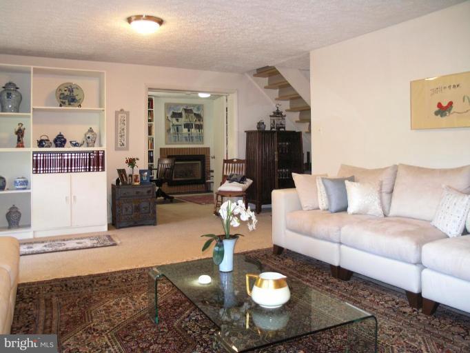 2023 Sarazen Place Reston, VA 20191 - Photo 9 of 30 a living room with furniture and wooden floor