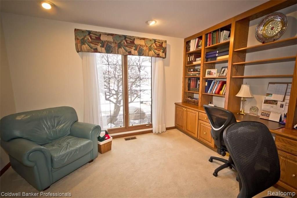 36874 Chesapeake Road Farmington Hills, MI 48335 - Photo 7 of 46