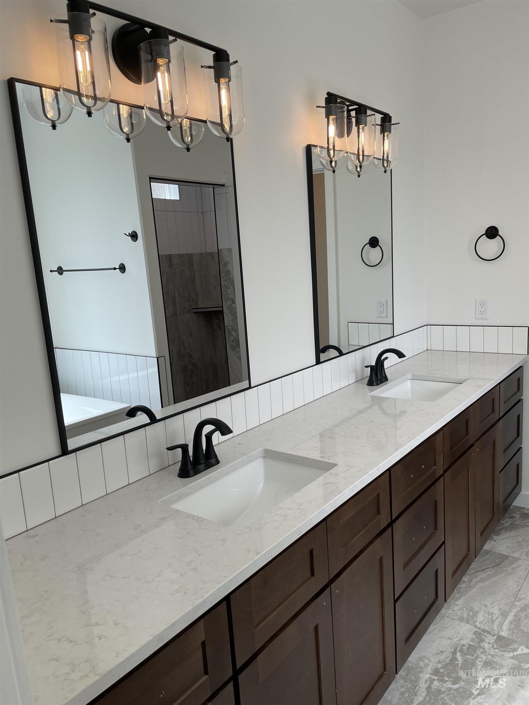 916 Kenbrook Loop Twin Falls, ID 83301 - Photo 21 of 30 Full bathroom with a chandelier and tiled shower