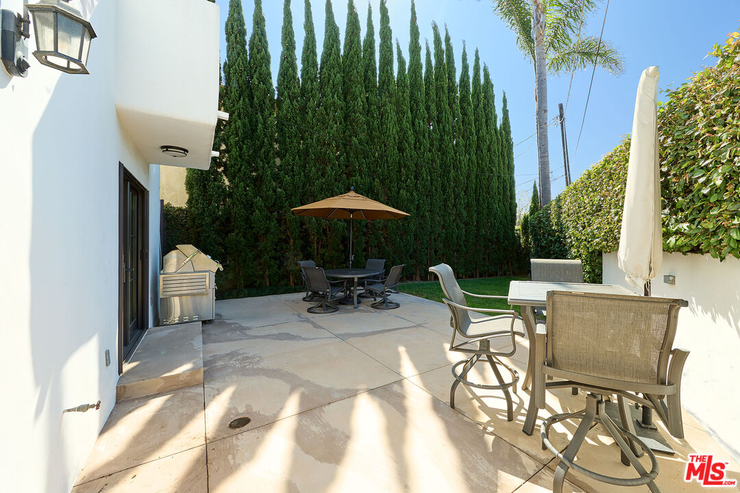 697 Washington Boulevard Marina del Rey, CA 90292 - Photo 3 of 23 a view of a chairs and table in backyard