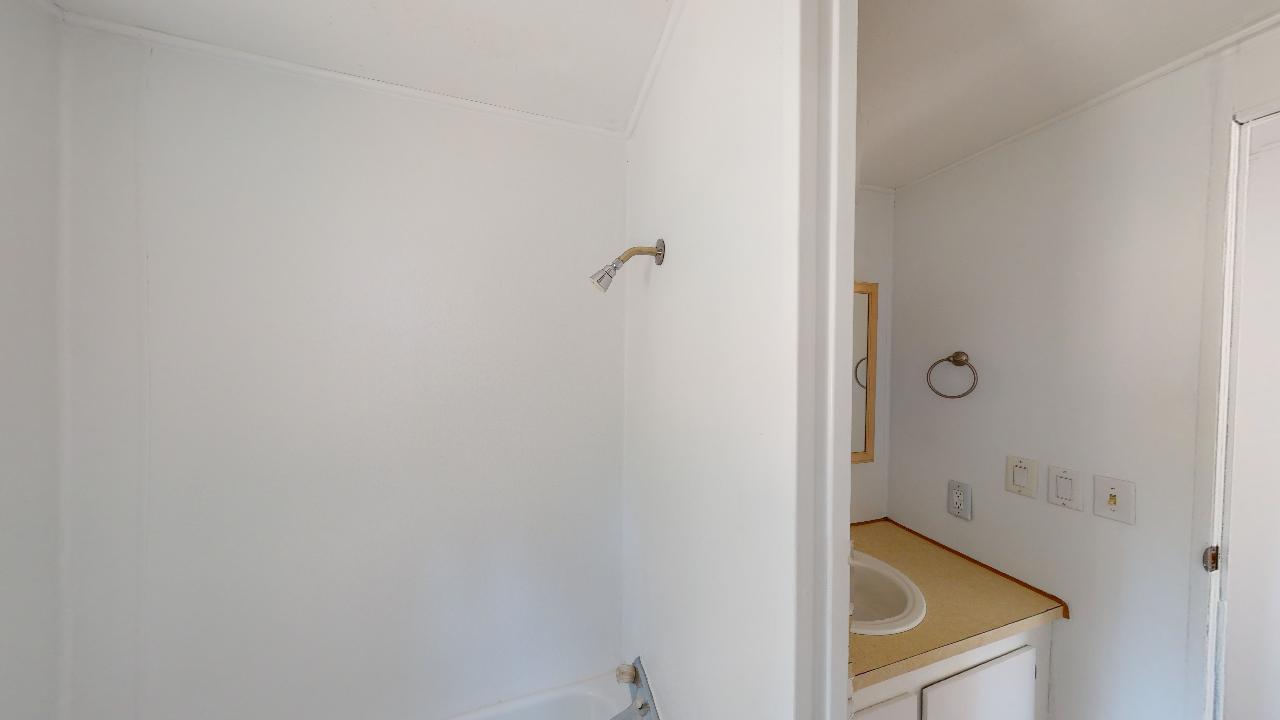 17001 Cagle Road La Pine, OR 97739 - Photo 20 of 39 guest bath from tub
