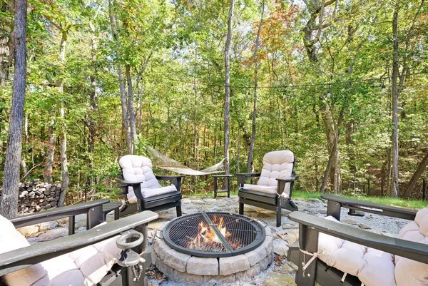 a view of a backyard