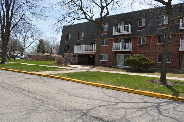 924 Ridge Square, Unit 106 Elk Grove Village, IL 60007 - Photo 1 of 8