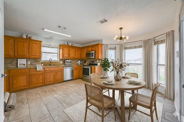 $2,850 | 809 Elbe Drive, Arlington, TX 76001