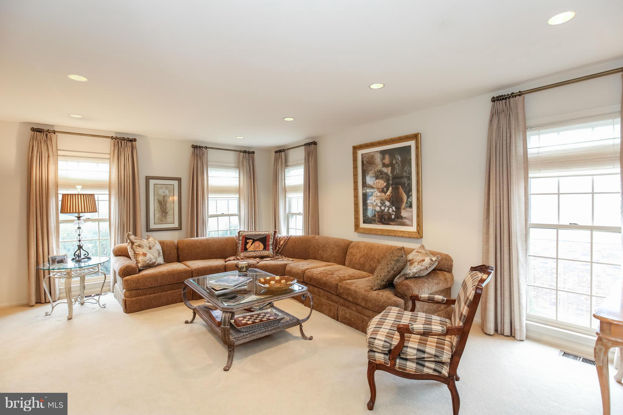 9509 Reach Road Potomac, MD 20854 - Photo 4 of 21 Living Room