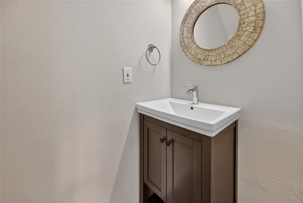 12834 Midway Road, Unit 2109 Dallas, TX 75244 - Photo 12 of 13 Half Bath