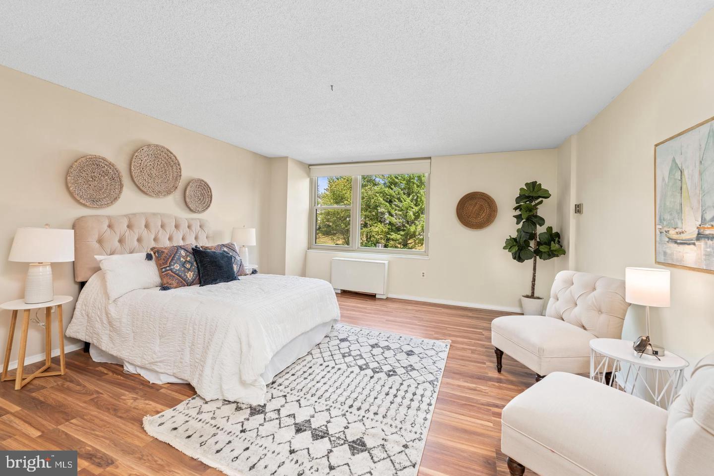 4401 Roland Avenue, Unit 115 Baltimore, MD 21210 - Photo 14 of 25 a bedroom with a large bed and a window