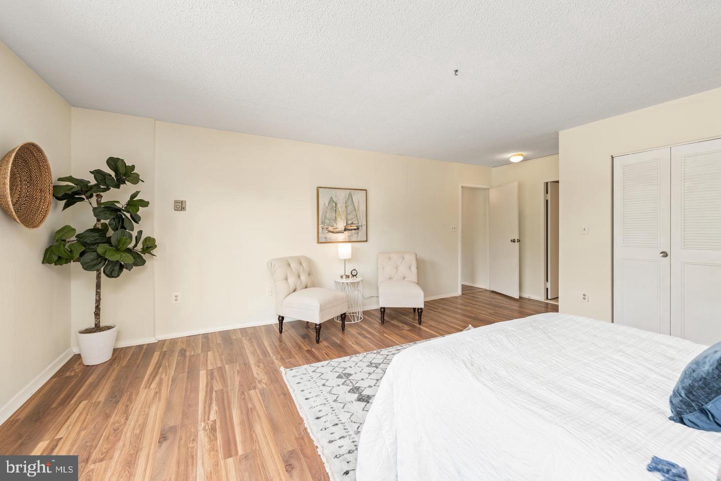 4401 Roland Avenue, Unit 115 Baltimore, MD 21210 - Photo 16 of 25 a bed room with a bed and a potted plant