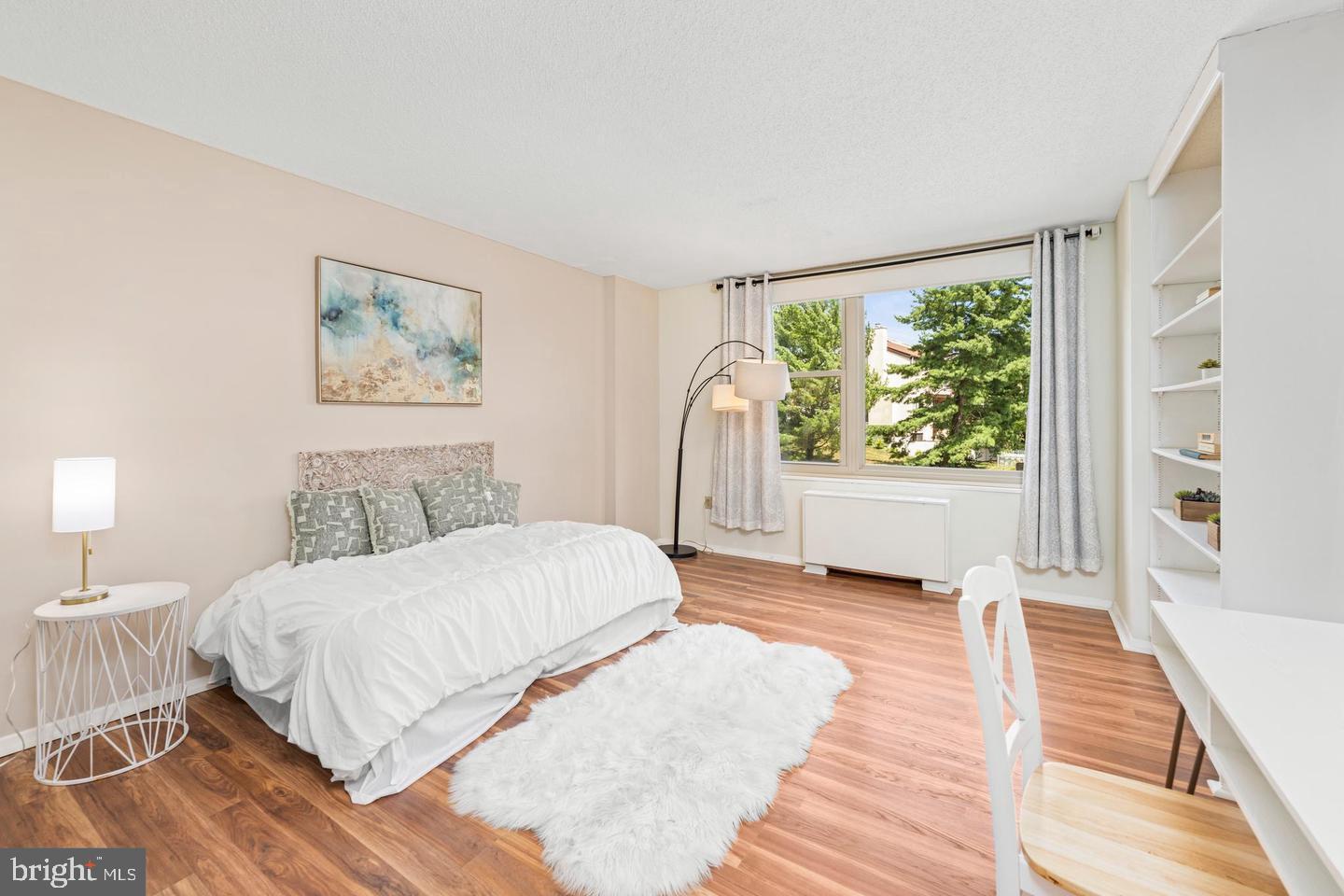 4401 Roland Avenue, Unit 115 Baltimore, MD 21210 - Photo 21 of 25 a bedroom with a large bed and a window