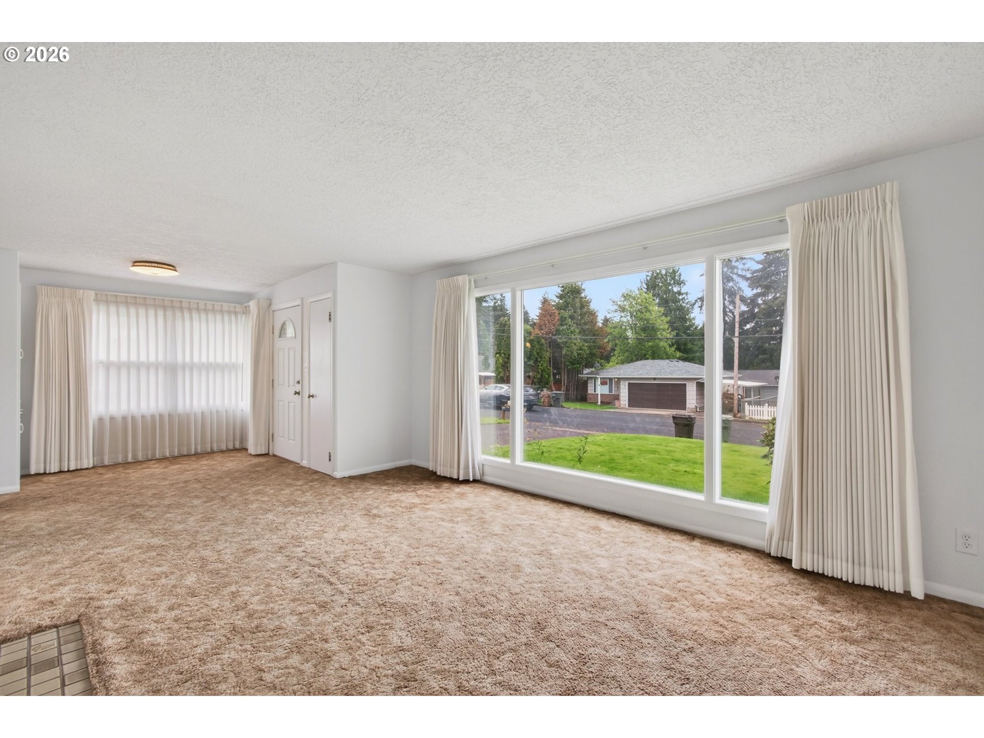 2 Pacific Place Longview, WA 98632 - Photo 5 of 32 a view of empty room with floor to ceiling window