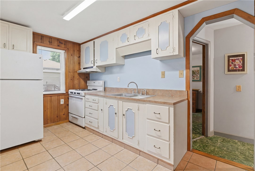 351 Maple Street Warwick, RI 02888 - Photo 3 of 29
