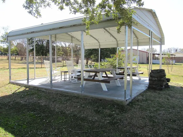 a view of a house with backyard and a garden