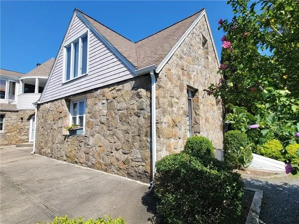 $2,200 | 152 Tuckerman Avenue, Unit 14, Middletown, RI 02842