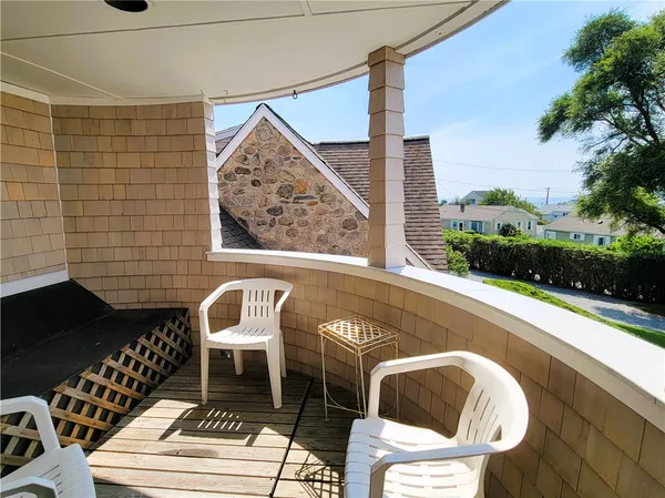 $2,200 | 152 Tuckerman Avenue, Unit 14, Middletown, RI 02842