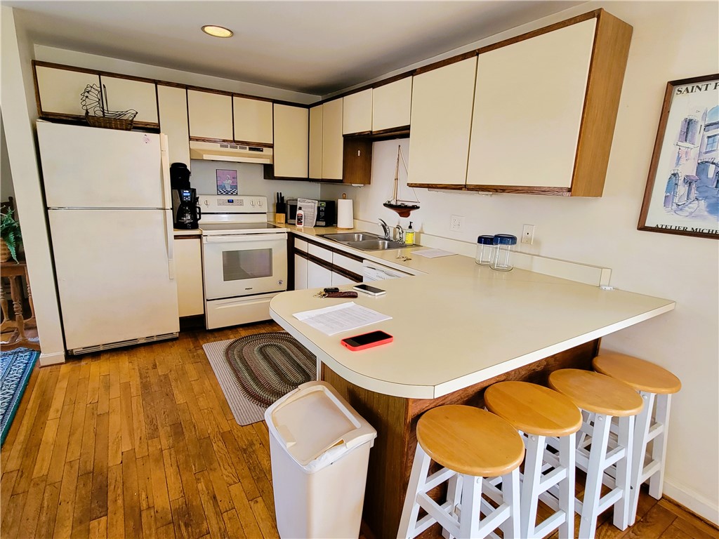 152 Tuckerman Avenue, Unit 14 Middletown, RI 02842 - Photo 5 of 15 Kitchen with breakfast bar
