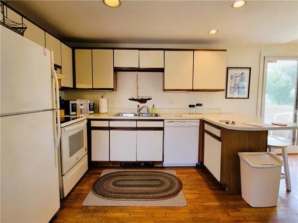 $2,200 | 152 Tuckerman Avenue, Unit 14, Middletown, RI 02842