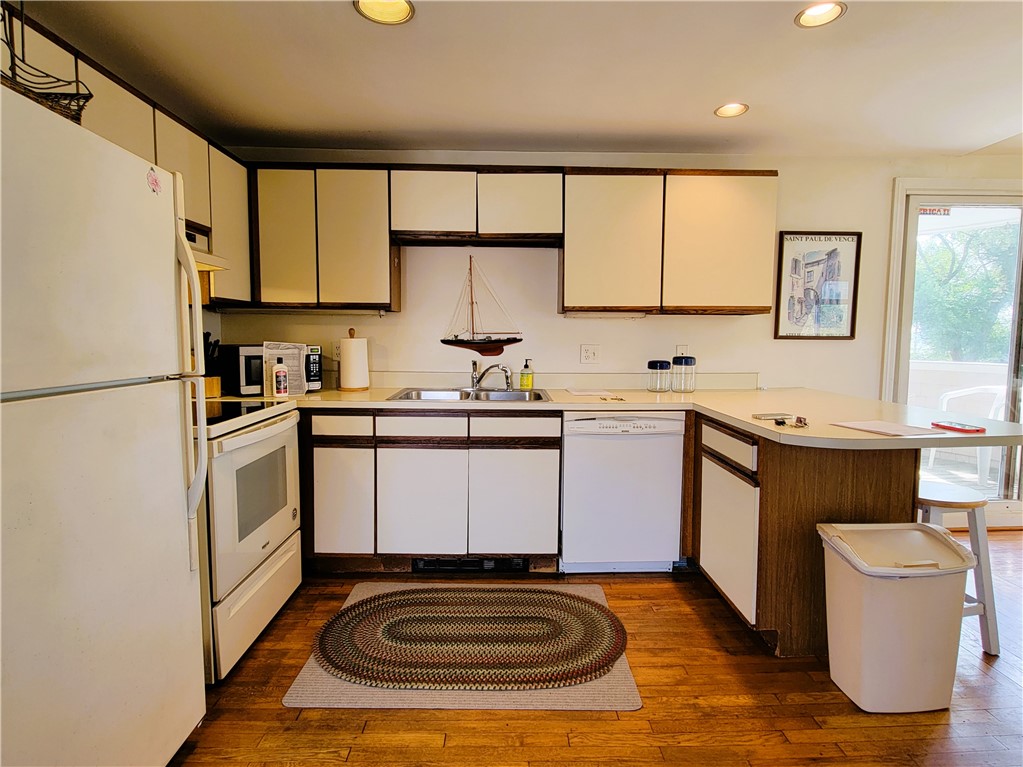 152 Tuckerman Avenue, Unit 14 Middletown, RI 02842 - Photo 6 of 15 Full view of kitchen