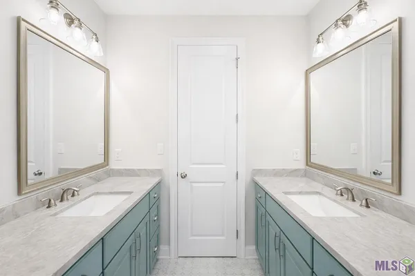 $675,000 | 36476 Royal Oak Drive, Prairieville, LA 70769