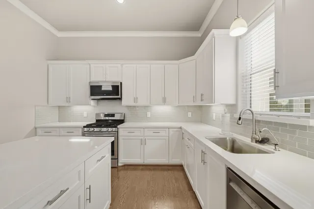 $470,000 | 882 Wakefield Drive, Unit C, Houston, TX 77018