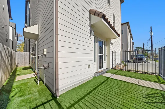 $470,000 | 882 Wakefield Drive, Unit C, Houston, TX 77018